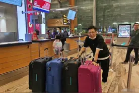 感动！偶遇胡海泉人肉背16万口罩回国，合影竖大拇指加油引泪奔图片