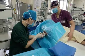 分娩时出现生理需求，产妇一个动作让医生无语：要娃还是要面子图片