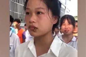 女生军训“蜜蜂爬嘴”一动不动，网友奇葩脑洞：女孩初吻还在不在图片