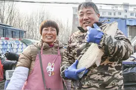 我是现代版的卖鱼翁，10多年来诚信经营，忙碌而快乐的生活着图片
