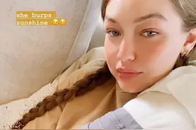 超模吉吉扎着长辫子，与1个月大的女儿晒近照，萌娃只露出背影图片