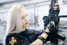 金发碧眼俄罗斯女警因容貌太美丽被警队开除，漂亮也是罪？图片