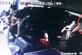 南昌女乘客要求公交中途停车被拒 一男子“打抱不平”打骂司机视频封面