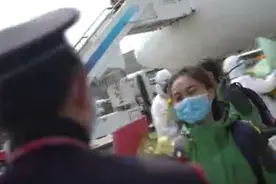 泪目！医警夫妻分离40天后昆明机场隔空拥抱：往后余生都是你…图片