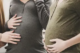 婆婆：“两个儿媳同时生孩子，我该照顾谁？”丈夫：这简单啊图片