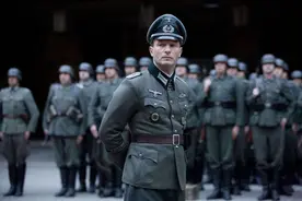 德国兵挂着的半月形牌子，象征着什么，又为什么会被称为狗牌呢？图片