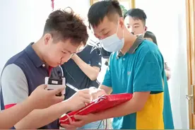 哈尔滨市首封高考录取通知书送达图片