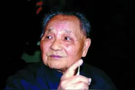 邓小平的衣服被打了好几个洞，为何他却没事？又是谁救了他？图片