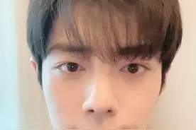 肖战出道4周年，瞪眼呲牙搞怪，工作室发拍摄花絮，秀肌肉更傻图片