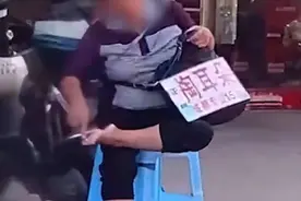 “大妈用采耳工具抠脚”再反转？记者探访：响夹用于耳部附近，部分工具卫生堪忧图片
