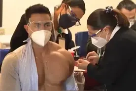 肌肉男部长接种疫苗，因好身材半遮半掩意外走红，网友：我可以图片
