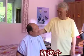 赵本山片场花絮曝光，宽松上衣难掩啤酒肚，亲手为“谢广坤”剃头图片