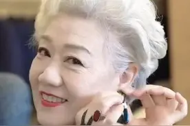 60岁以上的女人，化妆“要简不要繁”，画3个地方就很显年轻了图片