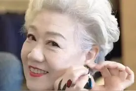 60岁以上的女人，化妆“要简不要繁”，画3个地方就很显年轻了图片