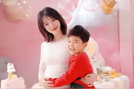央视花旦胡蝶添二胎！宝宝正脸萌样足，嫁大12岁名导被宠成公主图片