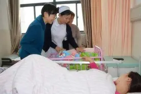 90后宝妈生娃后发朋友圈，被亲戚评论：这不是“报喜”是“找骂”图片