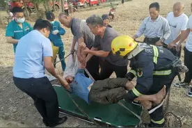 一男子把钥匙给其母亲后冲出家门就要跳井！漯河民警消防火速救援图片