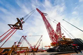 4500t！人类史上最大吨位履带吊霸气首秀！三一scc98000下线图片