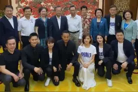 钟南山院士和妻子现身《中国医生》首映礼，峥峥铁骨，文静儒雅图片