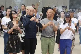 挂猪头上高香？剧组开机仪式大变样，拉进镜头：终于把糟粕戒掉图片