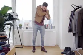 牛仔裤还在搭配运动鞋和板鞋吗？时髦的男生都开始搭配短皮靴了！视频封面