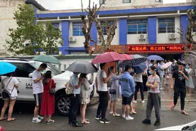 “520”新人扎堆领证 婚姻登记排“长龙”图片
