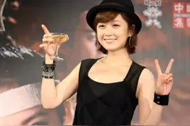 张娜拉穿黑裙现身活动，37岁比剪刀手卖萌，和赵丽颖比差远了！图片
