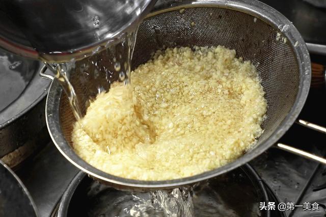 做蒜蓉酱时，直接炸蒜末是错的！大厨常加这1步，蒜蓉更香不发苦