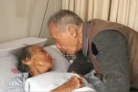 “只要我在一天，就保护你一天！”杭州93岁丈夫每天去医院照顾妻子：我担心她忘了我图片