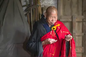直击深山里的老僧：43年时间自建寺庙，一件百衲衣穿到80多岁图片