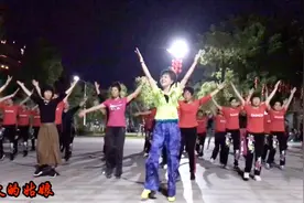 50个大妈齐跳《火火的姑娘》活力动感的广场舞，整个广场嗨起来！视频封面