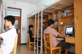 大一新生选床位暗藏“潜规则”，选上铺还是下铺，学姐告诉你答案图片