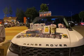 300万奥迪R8摆摊卖货，没有商品只靠一张白纸，一晚上进账500块图片