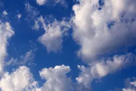 一朵云可重达500吨，为什么天空中的云不会掉下来？图片