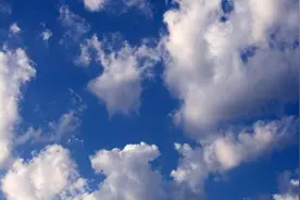 一朵云可重达500吨，为什么天空中的云不会掉下来？图片