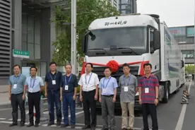 重器回家！郑州电视台大型超高清全媒体转播车奔赴金鸡百花电影节录制现场图片