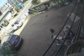 摩托车直接撞上货车，货车司机却要负全责图片