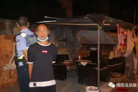 男子抢劫不成反被女子暴打：她太凶了！把我眼睛都打肿了图片