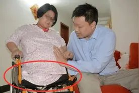 “无腿妈妈”不听劝阻，坚持试管生下双胞胎，5年后他们咋样了图片