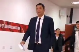 山东男篮主帅巩晓彬爆笑新闻发布会+步履蹒跚，考验姚明时候到了图片