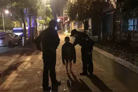 心大！小男孩半夜独自站在马路边哭泣 原因居然是这样！图片