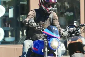 57岁基努里维斯骑摩托出街，胡子比头发还长，网友：又萌又帅图片