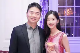 又一个福建富豪诞生，今年平均一天赚3亿，妻子是漂亮的北大学霸图片