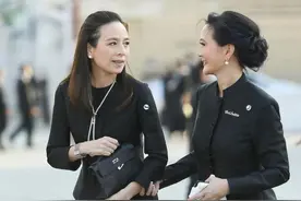 54岁泰国华裔富婆出席葬礼，拎爱马仕比诗妮娜贵气，泰王盯着看图片