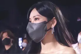 戴口罩都藏不住美貌的金素妍，女王气场全开的秦海璐，太有范儿了图片