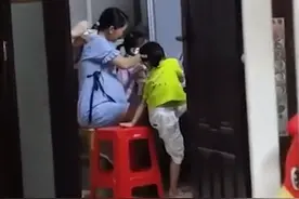 广西一单亲妈妈周末加班晚归，见对面邻居给自己孩子喂饭瞬间破防图片