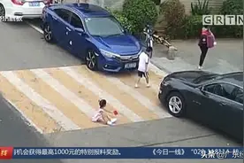 两孩子在斑马线上打闹 女孩惨被撞 司机负全责图片