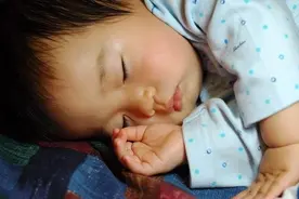 为何孩子哭着更容易睡着？很多人都不知道的3点原因，爸妈要注意图片