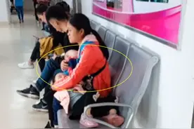 妈妈一个人抱着两个生病的孩子，在医院看病，网友点赞：为母则刚图片