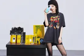 杨幂真是“丝袜控”，穿短袖都不放过丝袜，身材好才敢这么穿？图片